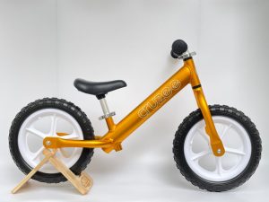 Xe Cruzee màu vàng 2022