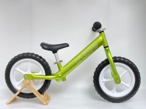 Xe thăng bằng Cruzee màu xanh lá cây