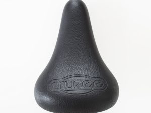 Yên xe Cruzee với logo dập nổi